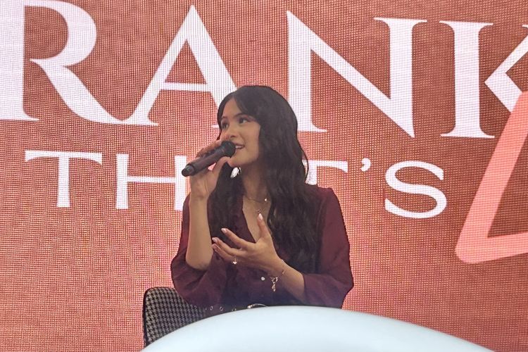 Maudy Ayunda Ungkap Makna Alphabet Charm di Perhiasannya