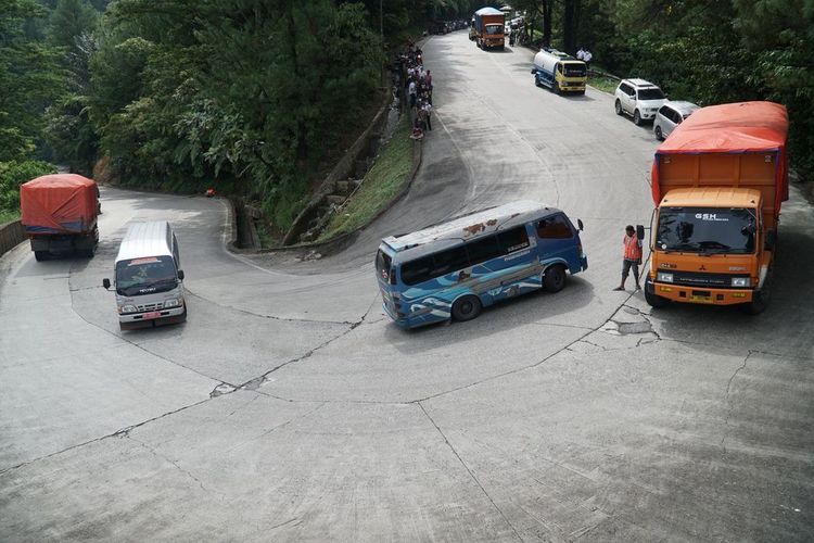 keselamatan berkendara, teknik hand-over-hand, menikung aman, kendali mobil, Teknik Hand-Over-Hand untuk Menikung Aman dan Stabil