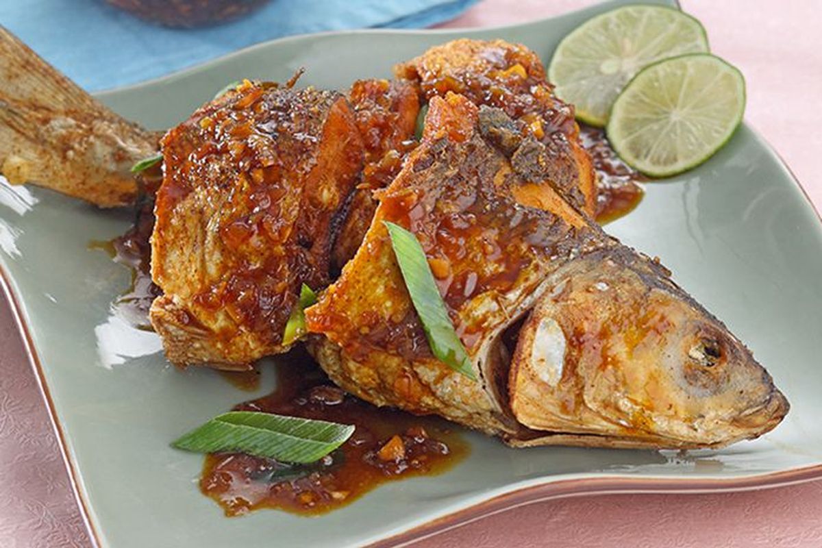 ikan bandeng, Bandeng, Bandeng lengket di wajan, cara menggoreng bandeng agar tidak lengket di wajan, menggoreng bandeng, Cara Mencegah Bandeng agar Tidak Lengket di Wajan, 1. Tempatkan bandeng di suhu ruang, 2. Keringkan dengan handuk kertas, 3. Bumbui secara menyeluruh, 4. Panaskan wajan dengan sempurna, 5. Gunakan spatula yang tepat