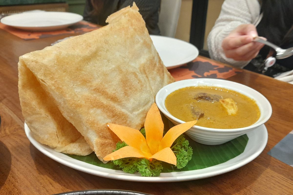 roti canai, Malaysia, makanan malaysia, Roti canai, makanan malaysia yang terkenal, makanan malaysia terbaik, makanan malaysia terbaik versi taste atlas, Roti Canai Masuk Peringkat Teratas, Ini 10 Makanan Malaysia Terbaik versi TasteAtlas, 1. Roti Canai, Bintang 4,6, 2. Kari Ayam, Bintang 4,6, 3. Karipap, Bintang 4,5, 4. Char Kway Teow, Bintang 4,4, 5. Sarawak Laksa, Bintang 4,4, 6. Apam Balik, Bintang 4,3, 7. Ikan Bakar, Bintang 4,3, 8. Sambal Belacan, Bintang 4,3, 9. Satay Celup (Steamboat Satay), Bintang 4,3, 10. Beef Kway Teow, Bintang 4,3