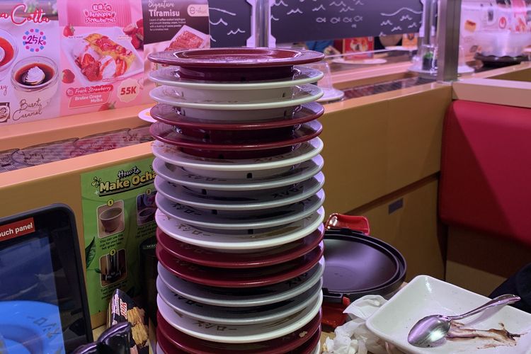 cara pesan sushi di conveyor belt, cara makan sushi di restoran, cara makan di restoran sushi, cara makan di sushiro, tips makan sushi pertama kali, 5 Cara Makan di Restoran Sushi Conveyor, Panduan untuk Pemula, 1. Pilih tempat makan, 2. Ambil sushi dari atas conveyor belt, 3. Perhatikan warna piring, 4. Pesan menu lain via gawai, 5. Tumpuk piring kosong