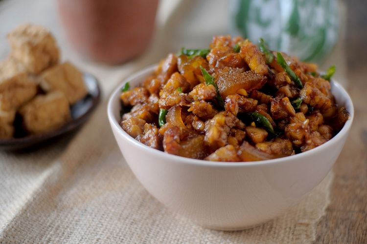 resep, masakan rumahan, 5 Resep Makanan Rumahan Budget Rp 20.000-an, Mudah dan Praktis, 1. Tumis tempe kacang panjang, 3. Tahu cabai garam, 4. Sayur bening bayam dan jagung, 5. Sambal terasi bakar dan lalapan