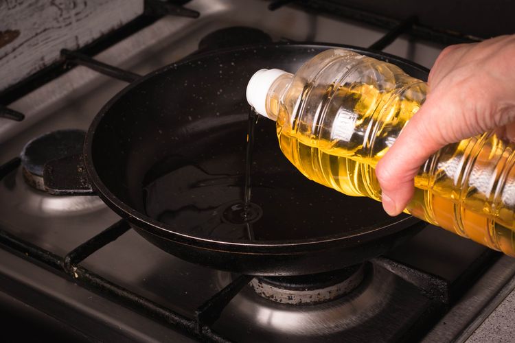 minyak goreng, Minyak goreng sisa, minyak goreng sisa bekas dipakai untuk menggoreng, minyak goreng temperatur tinggi, Berapa Kali Minyak Goreng Bisa Dipakai Menggoreng Kembali?