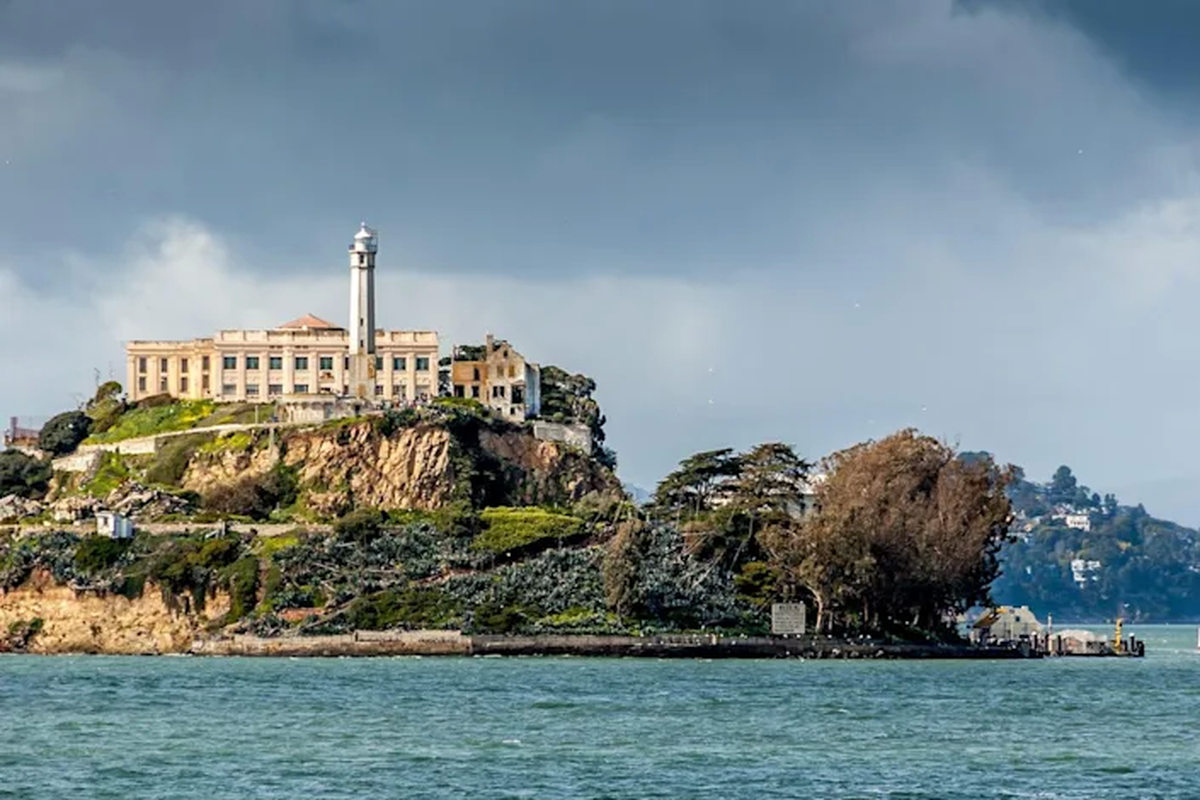 Alcatraz, Pulau Alcatraz, penjara alcatraz, Sejarah Alcatraz di AS, Benteng Militer hingga Jadi Ikon Bersejarah, Asal-usul nama Alcatraz, Pernah jadi benteng dan penjara militer, Penjara Federal Alcatraz, Pendudukan oleh aktivis penduduk asli Amerika, Warisan bersejarah dan pariwisata