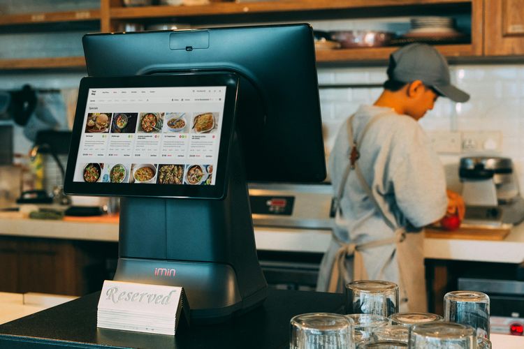 kuman, Segera Cuci Tangan Setelah Menyentuh 6 Benda Ini demi Mencegah Penyakit, 1. Uang tunai, 2. Menu restoran, 3. Layar sentuh di tempat umum, 4. Benda-benda di bandara, 5. Spons dapur dan talenan, 6. Pulpen dan benda di rumah sakit