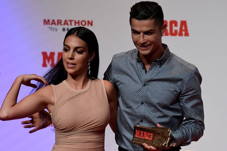 Cristiano Ronaldo, Ronaldo, Georgina Rodriguez, Al Nassr, Cristiano Ronaldo Lamar Georgina Rodriguez dengan Cincin Berlian