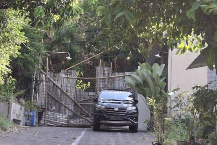 Semarang, warga tutup jalan, berita Jateng, warga semarang tutup jalan, Ari tutup jalan, warga tutup jalan pakai seng, Warga Sebut Ari yang Tutup Jalan di Semarang, Dikenal Tertutup dan Arogan, Pernah Kejar Ketua RW Pakai Sajam, Dikenal Tertutup dan Arogan, Pernah Kejar Ketua RW dengan Sajam, Klaim Ingin Bangun Rumah Dibantah Warga, Warga Mengaku Dirugikan Ulah Ari, Satpol PP Siapkan Penertiban Ulang