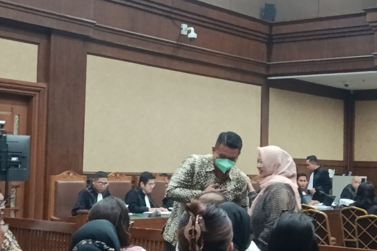 PN Jaksel, Wilmar Group, suap CPO, Hakim Djuyamto, Hakim Djuyamto kasus suap ekspor CPO, Satpam PN Jaksel Bongkar Tas Titipan Hakim Djuyamto, Isinya Uang Asing, Rupiah, hingga Cincin Batu, Titipan Tas Misterius di Malam Hari, Djuyamto Tidak Membantah, Nilai Suap Capai Rp 21,9 Miliar, Fakta yang Menguatkan Dakwaan