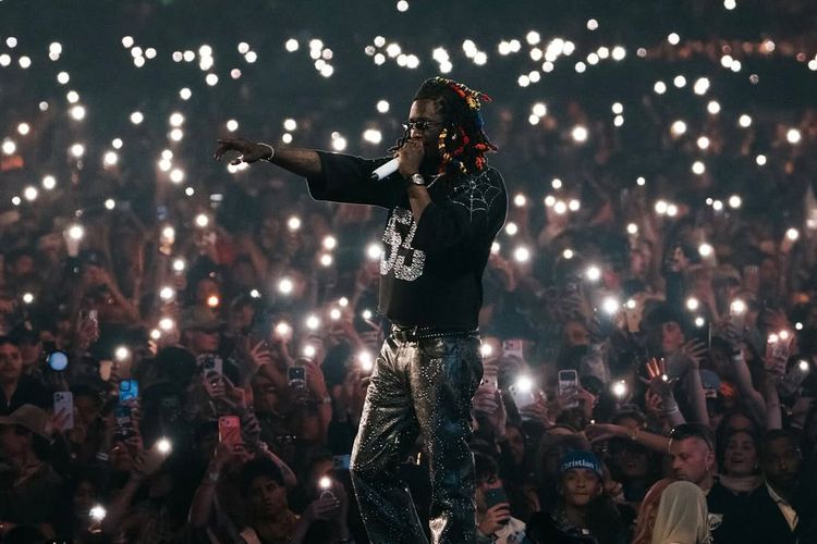 Coachella, gaya festival, Gaya Santai Dominasi Coachella 2026, Ini Deretan Outfit Terbaik Para Musisi, Gaya santai justru jadi sorotan, Outfit jadi cara mengekspresikan diri, Warna dan detail tetap mencuri perhatian, Gaya simpel tetap terlihat kuat, Gaya kasual anak muda ikut meramaikan, Tren fashion festival mulai berubah