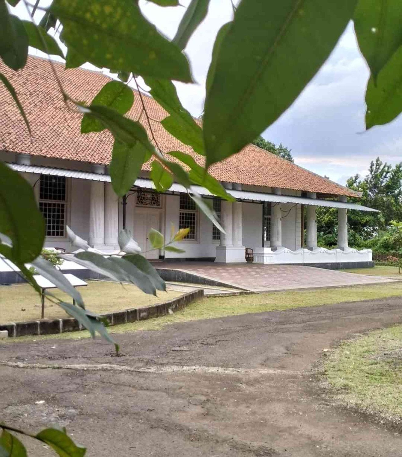 Depok, Landhuis Tjimanggis, Sejarah Depok yang Nyaris Terkikis, Museum Rumah Cimanggis , Sejarah Landhuis Tjimanggis , Berpindah tangan , Kehancuran landhuis Tjimanggis 