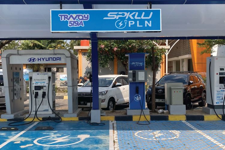 mobil listrik, fast charging, baterai mobil listrik, Benarkah Fast Charging Bisa Merusak Baterai Mobil Listrik?