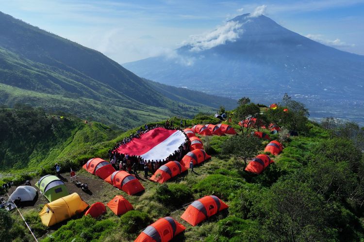 Gunung Prau, Wonosobo, alternatif gunung di wonosobo, gunung alternatif selain prau di wonosobo, gunung di wonosobo, 5 Gunung Alternatif di Sekitar Wonosobo Saat Gunung Prau Terlalu Ramai, 1. Gunung Sindoro, 2. Bukit Sikunir, 3. Bukit Sipandu, 4. Gunung Bismo, 5. Gunung Kembang