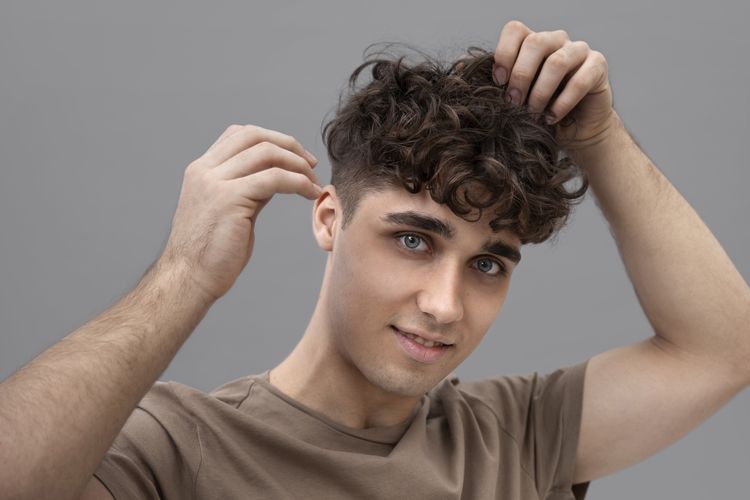 model rambut pria, 55 Model Rambut Pria Terbaru 2026, Bikin Makin Ganteng &amp; Stylish, Tren Model Rambut Pria Terbaru 2026, Model Rambut Pria Pendek yang Praktis &amp; Rapi, Inspirasi Undercut yang Selalu Jadi Favorit, Model Rambut Medium Length untuk Look Dewasa, Model Rambut Pria Keriting yang Tetap Stylish, Model Rambut Pria Anti Mainstream, Cara Memilih Model Rambut Pria Sesuai Bentuk Wajah, Pertanyaan Umum Seputar Model Rambut Pria