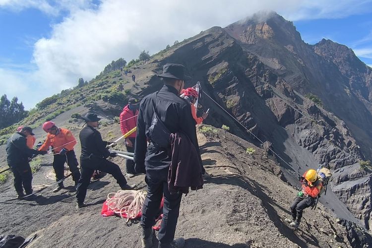 Gunung Rinjani, pendakian gunung rinjani, pencarian pendaki brasil, pendaki Brasil jatuh di Rinjani, Tragedi Juliana di Rinjani, Bagaimana Prosedur Saat Pendaki Kelelahan di Gunung?