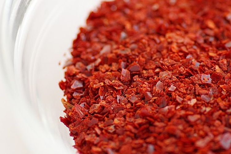 bumbu, rempah, masakan, 12 Bumbu Rempah Ini Wajib Ada di Rak Dapur Anda, Apa Saja?, 1. Merica Hitam Utuh (Whole Black Peppercorns), 2. Jinten (Cumin), 3. Ketumbar (Coriander), 4. Kayu Manis (Cinnamon), 5. Cabai Bubuk Merah (Cayenne Pepper), 6. Paprika Bubuk (Smoked or Sweet Paprika), 7. Cengkeh (Cloves), 8. Pala (Nutmeg), 9. Adas Manis (Fennel Seeds), 10. Bawang Putih Bubuk (Garlic Powder), 11. Kunyit Bubuk (Turmeric), 12. Kapulaga (Cardamom)