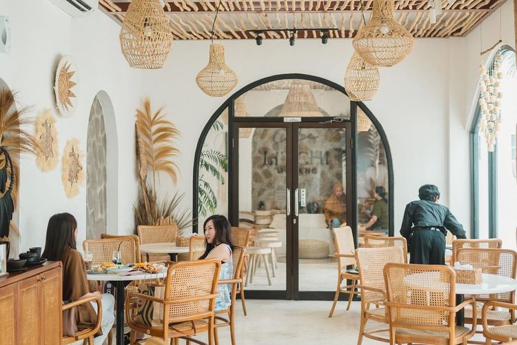 Royalti musik, bayar royalti, royalti musik di Indonesia, royalti musik di cafe, kafe dan restoran terdekat, PHRI Ingatkan Risiko Memutar Lagu AI untuk Hindari Royalti