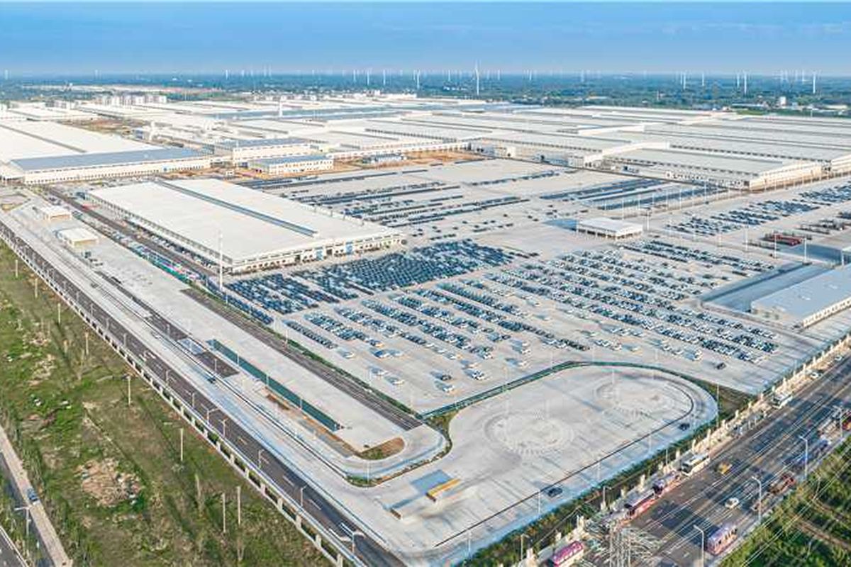 kendaraan listrik, pabrik BYD, Intip Dapur Produksi BYD Zhengzhou, Mampu Produksi 50 Mobil per Jam