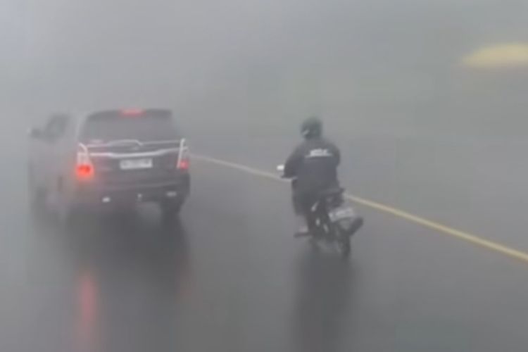 musim hujan, Panduan Aman Berkendara Mobil di Musim Hujan
