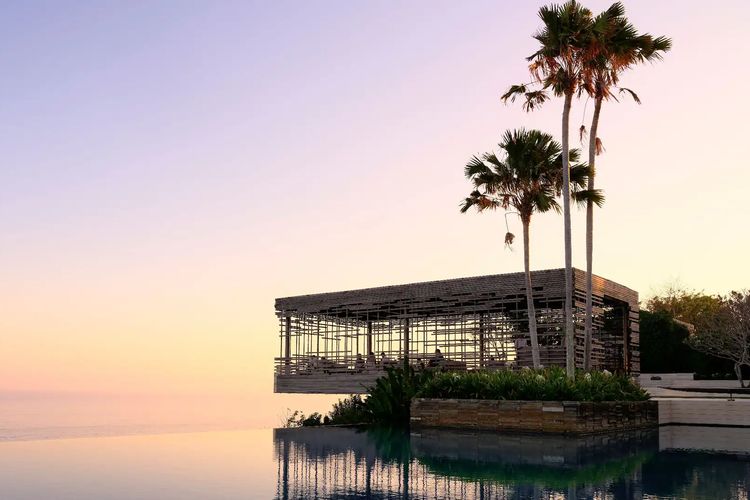Mulai dari Bali hingga NTT, hotel atau akomodasi ramah lingkungan ini menawarkan pengalaman staycation nyaman dengan konsep berkelanjutan. Salah satunya Alila Villas Uluwatu., 1. Hyatt Regency Yogyakarta, 2. Soori Bali, 3. Greenhost Boutique Hotel Prawirotaman, 4. Alila Villas Uluwatu, 5. Merumatta Senggigi Lombok, 6. Alila Solo, 7. Mercure Bali Sanur Resort, 8. Nihi Sumba