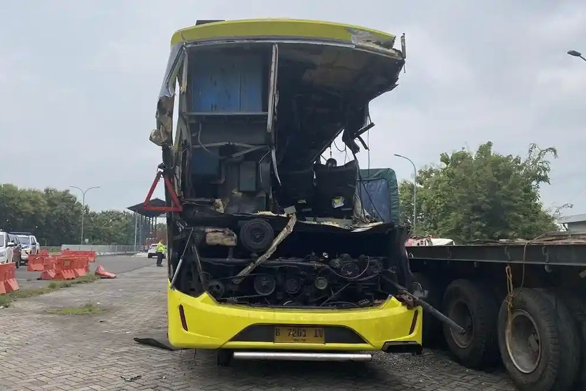 “Saya Heran, Jalan Mau Nikung Malah Kencang”, Detik-detik Bus Cahaya Trans Terguling di Tol Krapyak, Bus Melaju Kencang di Jalur Menurun dan Menikung, Bus Terbalik dan Menabrak Pembatas Jalan, Polisi Selidiki Penyebab Kecelakaan Bus Cahaya Trans, 16 Orang Tewas, Puluhan Korban Dirawat, Daftar Identitas Korban Kecelakaan Bus di Tol Krapyak
