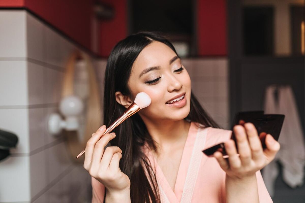 Makeup crack, makeup crack, Bubah Alfian, makeup anti crack, Jakarta X Beauty 2025, jakarta x beauty 2025, tips makeup anti crack, penyebab makeup crack, 4 Tips Makeup Anti Crack dari Bubah Alfian, Cocok untuk Area Berkerut, 1. Pilih produk complexion yang ringan, 2. Tipiskan aplikasi di area kerutan, 3. Gunakan produk yang sesuai dengan iklim tropis, 4. Sesuaikan penggunaan pelembab dengan tipe kulit