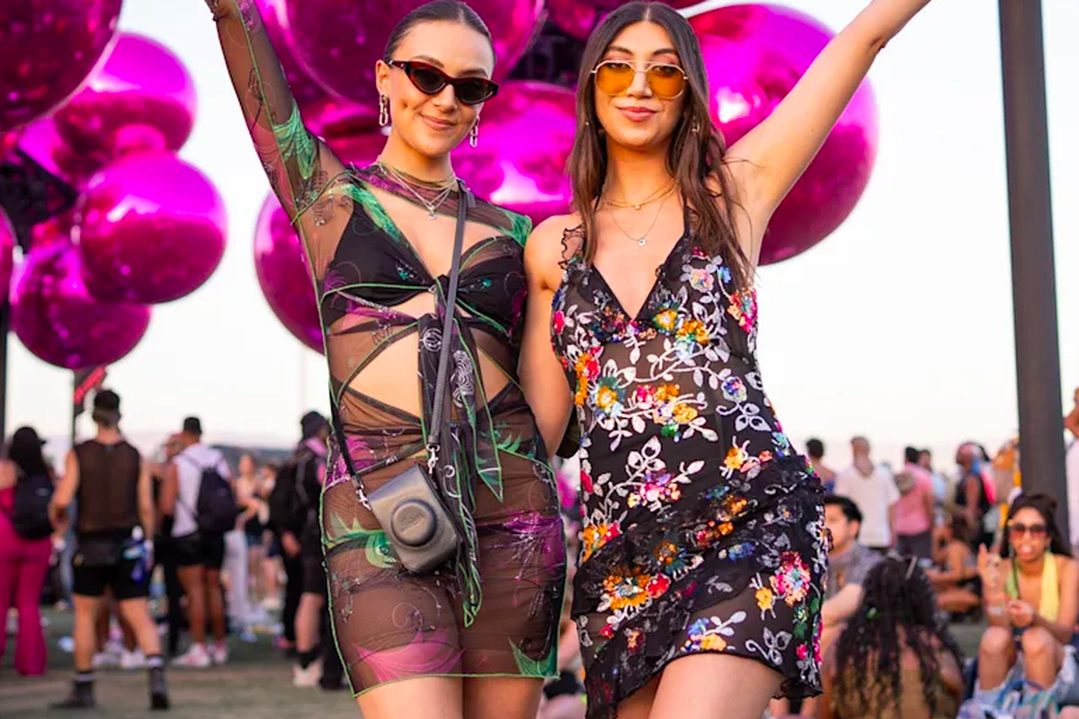 Coachella, Gaya boho, gaya glamor, Bukan Lagi Flower Crown, Ini 5 Tren Fashion Coachella 2026, 1. Gaya koboi kasual ala gurun kembali populer, 2. Gaya boho lebih modern dengan sentuhan futuristik, 3. Gaya glamor dengan detail yang lebih mencolok, 4. Perpaduan bahan berbeda dalam satu outfit, 5. Gaya lebih personal dan fleksibel
