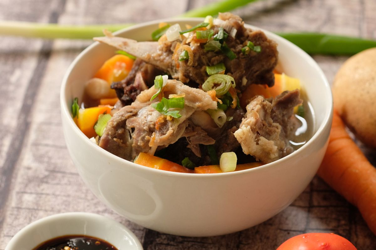 resep, Sop Iga Sapi, Resep Sop Iga Sapi Ala Prancis Masakan Klasik dan Iga Sapi yang Lumer di Mulut, 1. Membakar Iga Sapi (Searing), 2. Mengaramelkan Bawang Bombay, 3. Proses Memasak Lambat (Braising), 4. Menyuwir Daging Iga, 5. Tahap Akhir Pemanggangan (Gratin)