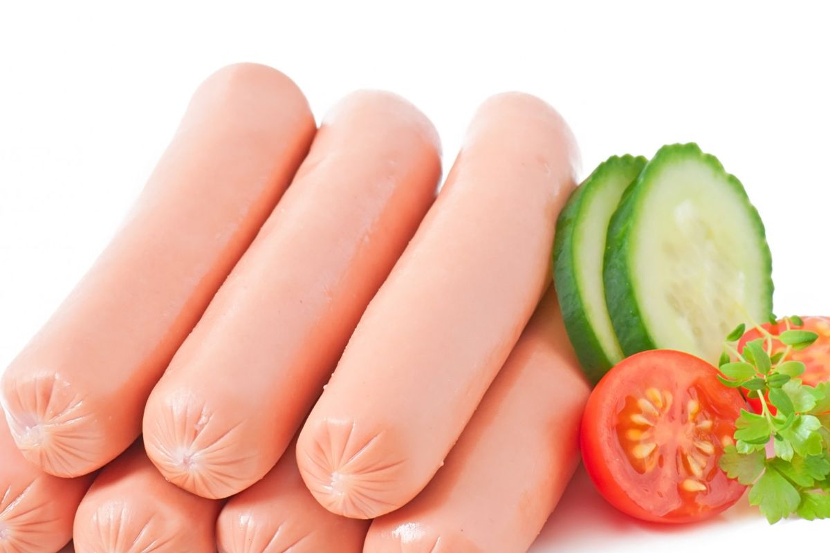sosis, menyimpan sosis, Sosis Tahun Baru Sisa? Ini Cara Menyimpannya agar Tidak Bau, 1. Jangan buka bungkusnya jika belum dipakai, 2. Simpan di kulkas untuk konsumsi dalam waktu dekat, 3. Bekukan di freezer untuk masa simpan lebih lama, 4. Untuk sosis yang sudah dibuka, bungkus dengan aluminium foil