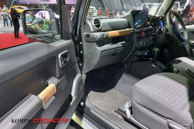 jimny, suzuki jimny, jimny 5 pintu, suzuki jimny 5 pintu, suzuki jimny 3 pintu harga, Komparasi Suzuki Jimny 3 Pintu vs Jimny 5 Pintu: Kembar Beda Karakter, Desain: Kompak vs Proporsional, Interior: Fun vs Fungsional, Mesin &amp; Performa, Kesimpulan:, Harga Jimny 3 Pintu, Harga Jimny 5 Pintu