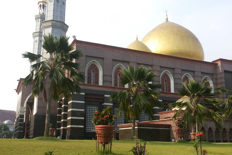 rute keliling Depok, itinerary depok, wisata murah depok, tempat wisata depok naik motor, rute keliling depok, jalan-jalan hemat di depok, Itinerary Seharian di Depok, Wisata Murah Cuma Naik Motor, Sarapan Pagi di Depok Town Square, Menikmati Keindahan Masjid Kubah Emas, Jalan Santai di Taman Bunga Wiladatika, Makan Siang Sekitar Taman Bunga, Bermain dan Belajar di D’Kandang Amazing Farm, Segarnya Bermain Air di Taman Rekreasi Pasir Putih, Menutup Hari di Situ Pengasinan