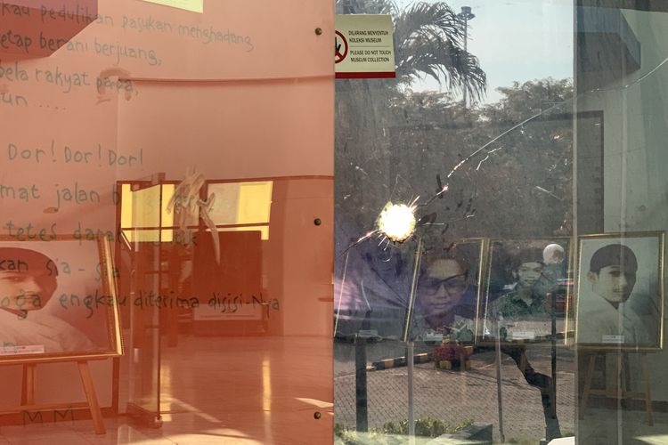 museum tragedi 12 mei 1998 universitas trisakti, koleksi Museum Tragedi 12 Mei 1998, 27 tahun reformasi, apa saja isi Museum Tragedi 12 Mei 1998, tragedi trisakti 1998, tragedi trisakti adalah, tragedi 12 mei 1998 apa itu, 27 Tahun Tragedi Trisakti, Pengalaman Tapak Tilas di Museum 12 Mei 1998
