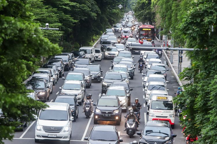 mudik, tips mudik, tips mengemudi, Mudik Lebaran, Tips Aman Mudik Lebaran 2025 Pakai Mobil Pribadi, Siap Hadapi Macet, Persiapan Sebelum Berangkat Mudik, Kegiatan Saat Terjebak Macet, Cara Mengemudi Ketika Mudik, Manfaatkan Waktu Istirahat