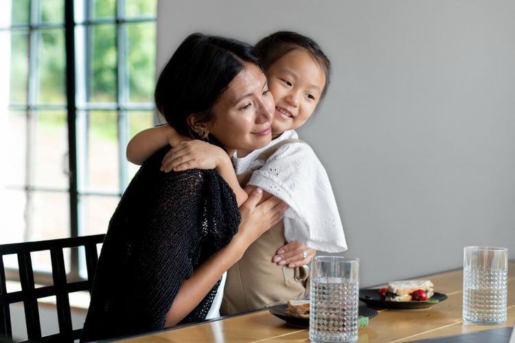 stres, cara mengatasi stres, stres pada anak, tips parenting, tips parenting anak, cara mengatasi stres pada anak, cara orangtua atasi stres anak, bagaimana cara mengatasi stres pada anak, 8 Cara Membantu Anak Mengatasi Stres Menurut Ahli, Sudah Coba?, 1. Tetap tenang dan akui perasaan anak, 2. Jaga rutinitas harian, 3. Beri waktu untuk istirahat, 4. Rencanakan dan siapkan anak menghadapi perubahan, 5. Batasi paparan televisi dan internet, 6. Beri kasih sayang lebih, 7. Kurangi sumber stres, 8. Ajarkan anak mengelola stres