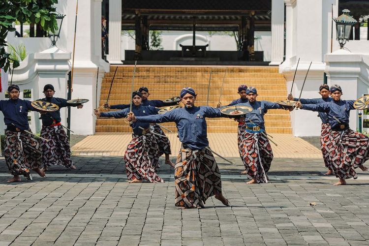 Keraton Yogyakarta, Keraton Surakarta, Sejarah Keraton Surakarta, Sejarah Keraton Yogyakarta, perbedaan keraton yogyakarta dan surakarta, Apa Bedanya Keraton Yogyakarta dan Surakarta? Ini Sejarah dan Ciri Khasnya, Asal-usul Dua Keraton: Warisan dari Perpecahan Mataram Islam, Perbedaan Keraton Yogyakarta dan Surakarta, 5. Arsitektur dan Tata Bangunan, Warisan Budaya yang Sama, Identitas yang Berbeda