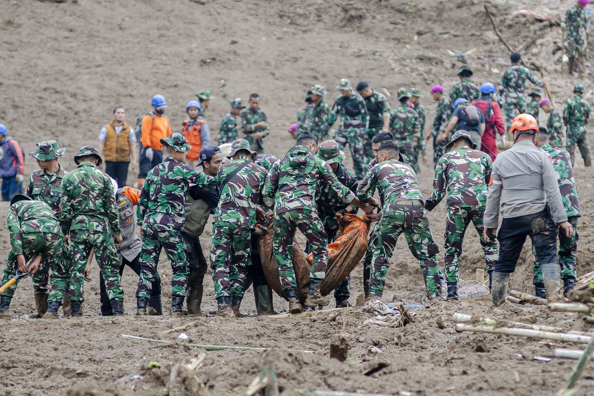 longsor, Longsor Cisarua Bandung Barat, 23 Prajurit Marinir Tertimbun, 4 Gugur, Kronologi dan Kesaksian Warga, Konfirmasi KSAL, 4 Prajurit Gugur, Kendala Evakuasi dan Penggunaan Teknologi, Pemisahan Data Korban Sipil dan TNI