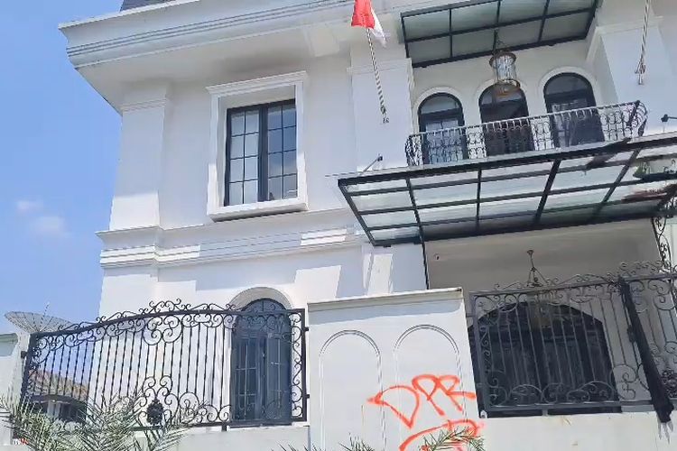 rumah eko patrio dijarah, Eko Patrio ngontrak di Jakarta, Eko Patrio kehilangan rumah, kabar terbaru Eko Patrio 2025, politisi PAN Eko Patrio kontrakan, Eko Patrio korban penjarahan, Eko Patrio DPR dan PAN, rumah artis Indonesia dijarah, Rumah Dijarah Ludes, Eko Patrio Kini Ngontrak di Pinggiran Jakarta demi Selamatkan Keluarga, Rumah dijarah, barang ludes, Hasil kerja puluhan tahun hilang sekejap, Fokus untuk keluarga, Soal status di DPR