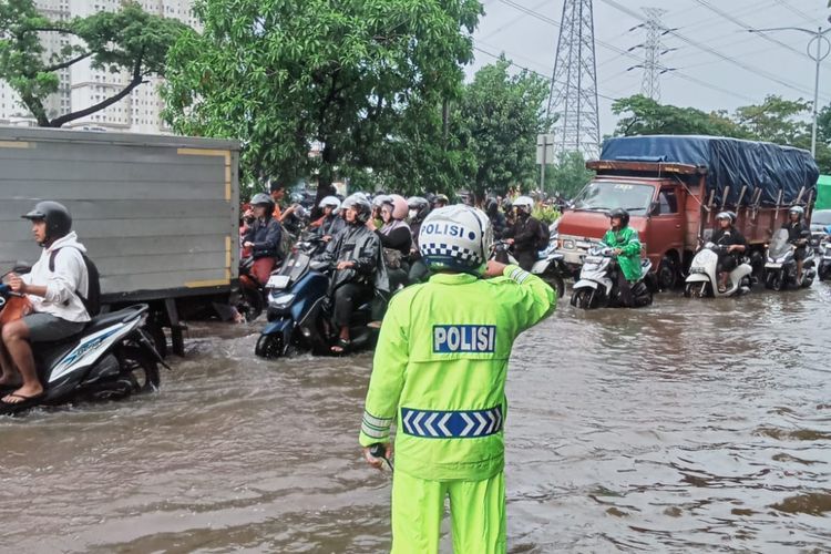 banjir, Pentingnya Cuci Mobil Usai Menerobos Hujan