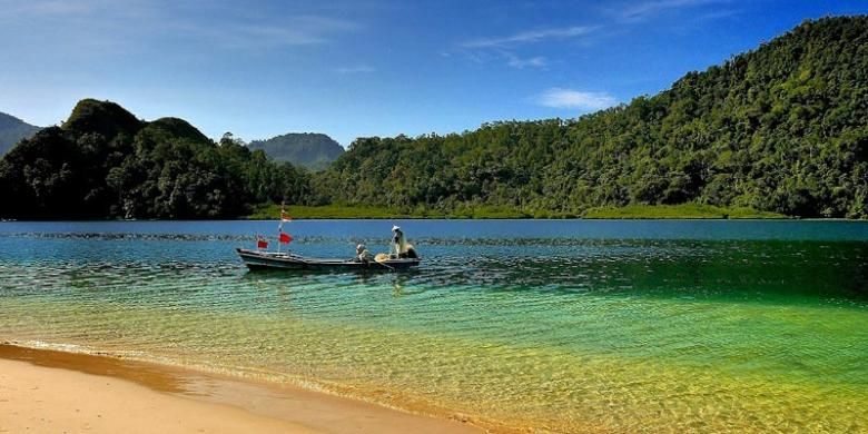 tempat wisata di Padang, Pantai Air Manis, Malin Kundang, 10 Tempat Wisata di Padang yang Wajib Dikunjungi Saat Liburan, 1. Pantai Air Manis, 2. Pantai Pasumpahan, 3. Pantai Nirwana, 4. Pantai Pasir Jambak, 5. Air Terjun Sarasah, 6. Air Terjun Lubuk Hitam, 7. Lubuk Paraku, 8. Bukit Nobita, 9. Danau Cimpago, 10. Museum Adityawarman