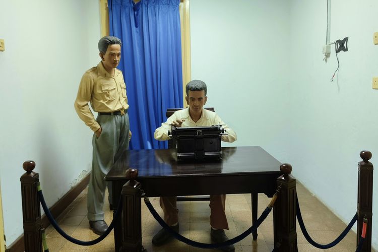 perumusan naskah proklamasi, naskah proklamasi kemerdekaan indonesia dirumuskan oleh, perumusan naskah proklamasi dilakukan di rumah, naskah proklamasi diketik oleh, Yang Terlupakan dan Yang Diselamatkan: Cerita di Balik Naskah Proklamasi, Malam bersejarah di rumah Laksamana Maeda, “Ti, Ti, Tik Ini", Pencarian mesin tik ke markas Jerman, Pengetikan tergesa, didampingi BM Diah, Naskah asli proklamasi nyaris terbuang, Mesin tik asli yang hilang jejak