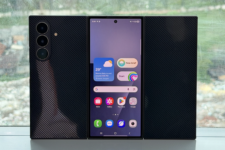 Samsung, HP lipat tiga, smartphone, Samsung Galaxy Trifold, Pertama Kali Genggam Samsung Galaxy TriFold, HP Lipat Tiga yang Ringkas