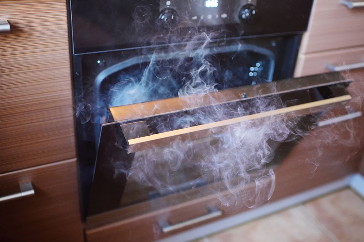 Oven, Benda yang tidak boleh dimasukkan ke oven, Awas Bisa Kebakaran atau Meledak, Jangan Masukkan 5 Benda Ini ke Oven, 1. Makanan dan sisa makanan tanpa pelindung, 2. Plastik, 3. Peralatan gelas yang tidak tahan panas, 4. Kertas lilin dan produk kertas lainnya, 5. Handuk atau sarung tangan oven yang basah
