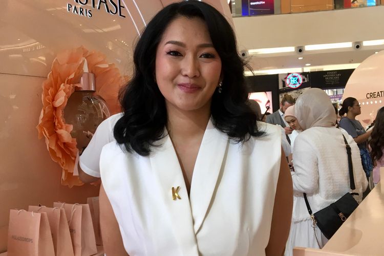 Rambut rontok, rambut rontok, rambut kusut, perawatan rambut rontok, penyebab rambut rontok, mengatasi rambut rontok, penyebab rambut kusut, haircare, rambut frizzy, perawatan rambut mengembang dan kering, penyebab rambut sulit diatur, Cara Mengatasi Rambut Rontok dan Kusut Menurut Pakar, Pahami Penyebab