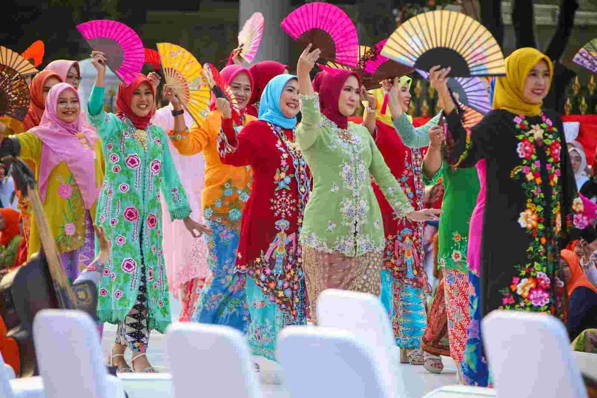 kebaya, kebaya encim, Tips Mix and Match Kebaya Encim, Warna Kontras Bikin Lebih Hidup