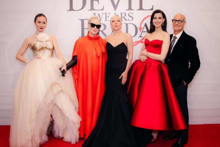 Anne Hathaway, Louis Vuitton, Anne Hathaway Tampil Serba Merah di Premiere Devil Wears Prada 2, Ini Maknanya, Gaun merah Louis Vuitton jadi pusat perhatian, Sandal platform merah perkuat kesan berani, Gaya yang terhubung dengan karakter Andy Sachs, Aksesori dan detail memperkuat karakter, Transisi gaya dari tur promosi menuju premiere, Perpaduan karakter dan gaya modern