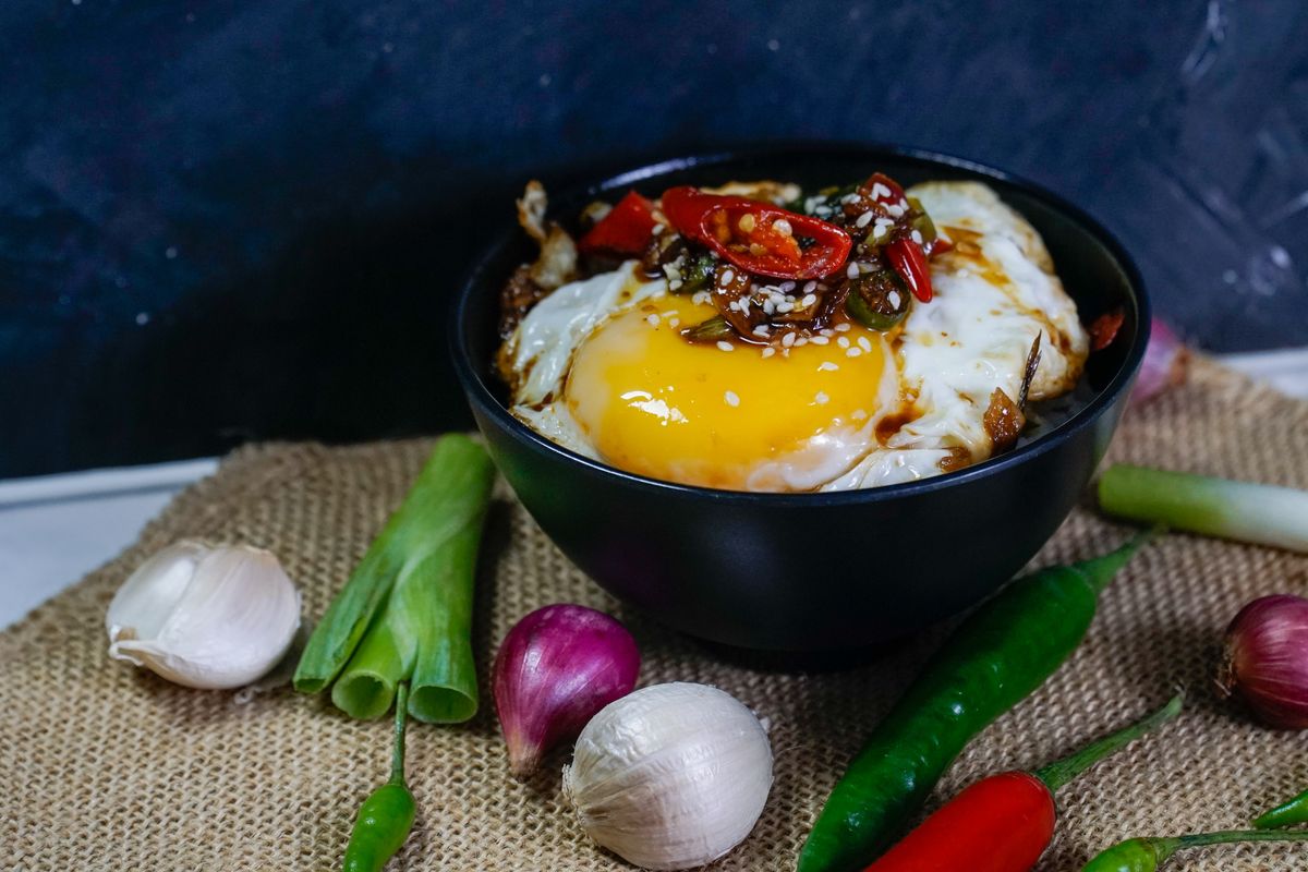 telur, telur ceplok, Resep Telur Ceplok Kuah Gurih yang Simple dan Praktis, Solusi Lauk Enak Murah
