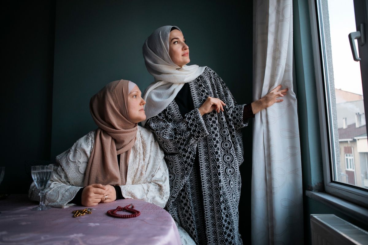 5 Cara Tampil Chic Saat Lebaran Tanpa Outfit yang Terlalu Ramai, 1. Pilih siluet yang clean dan nyaman dikenakan, 2. Fokus pada detail kecil yang subtle, 3. Hindari penggunaan layer dan embellishment berlebihan, 4. Gunakan warna dominan yang seimbang, 5. Elegan tak harus berlebihan