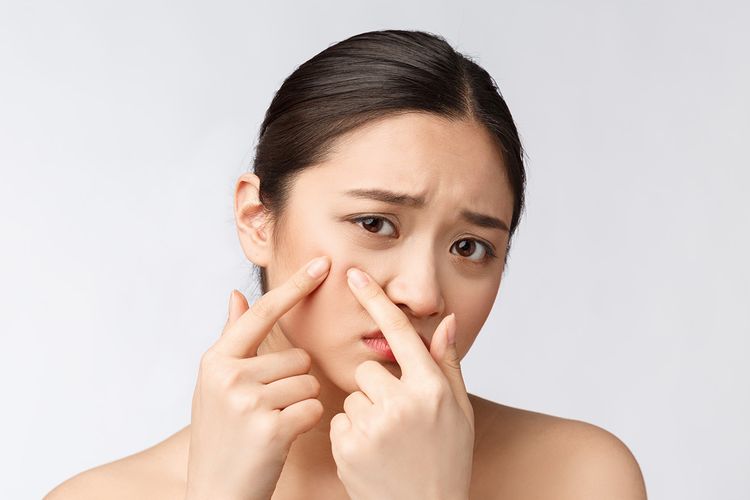 jerawat, memencet jerawat, flek hitam, flek hitam di wajah, flek hitam akibat jerawat, noda bekas jerawat, kenapa bekas jerawat jadi flek hitam, bekas jerawat jadi flek hitam, post inflammatory hyperpigmentation, Jerawat Tidak Dipencet Jadi Flek Hitam? Ini Penyebabnya Menurut Ahli, Kenapa bekas jerawat jadi flek hitam?, Siapa yang lebih rentan mengalami PIH?, Sinar matahari bikin flek hitam makin parah, Memencet jerawat bikin bekas semakin gelap, Cara mengurangi flek hitam PIH