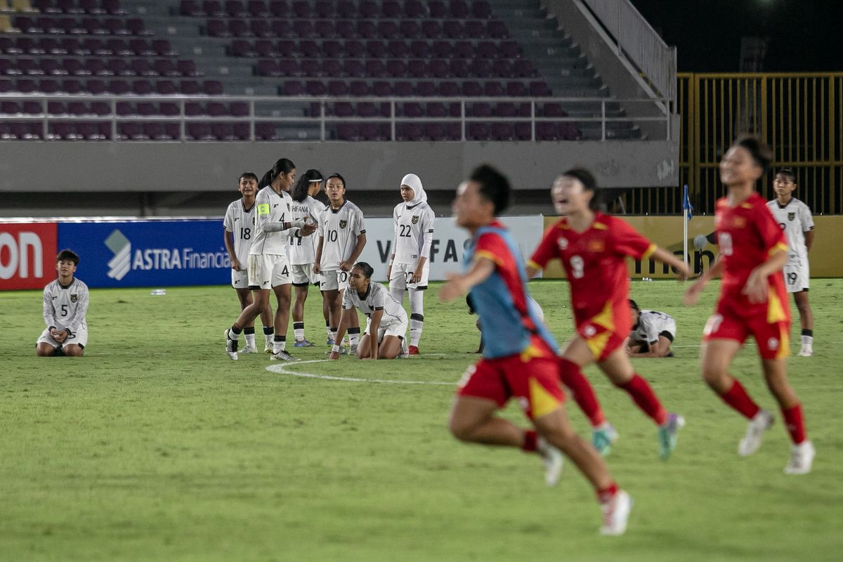 Indonesia, Timo Scheunemann, gas air mata, Indonesia vs Vietnam, timnas putri u16 indonesia, ASEAN U16 Girls Championship, Pelatih Timnas Putri U16 Indonesia Ceritakan Situasi Saat Gas Air Mata Masuk Manahan