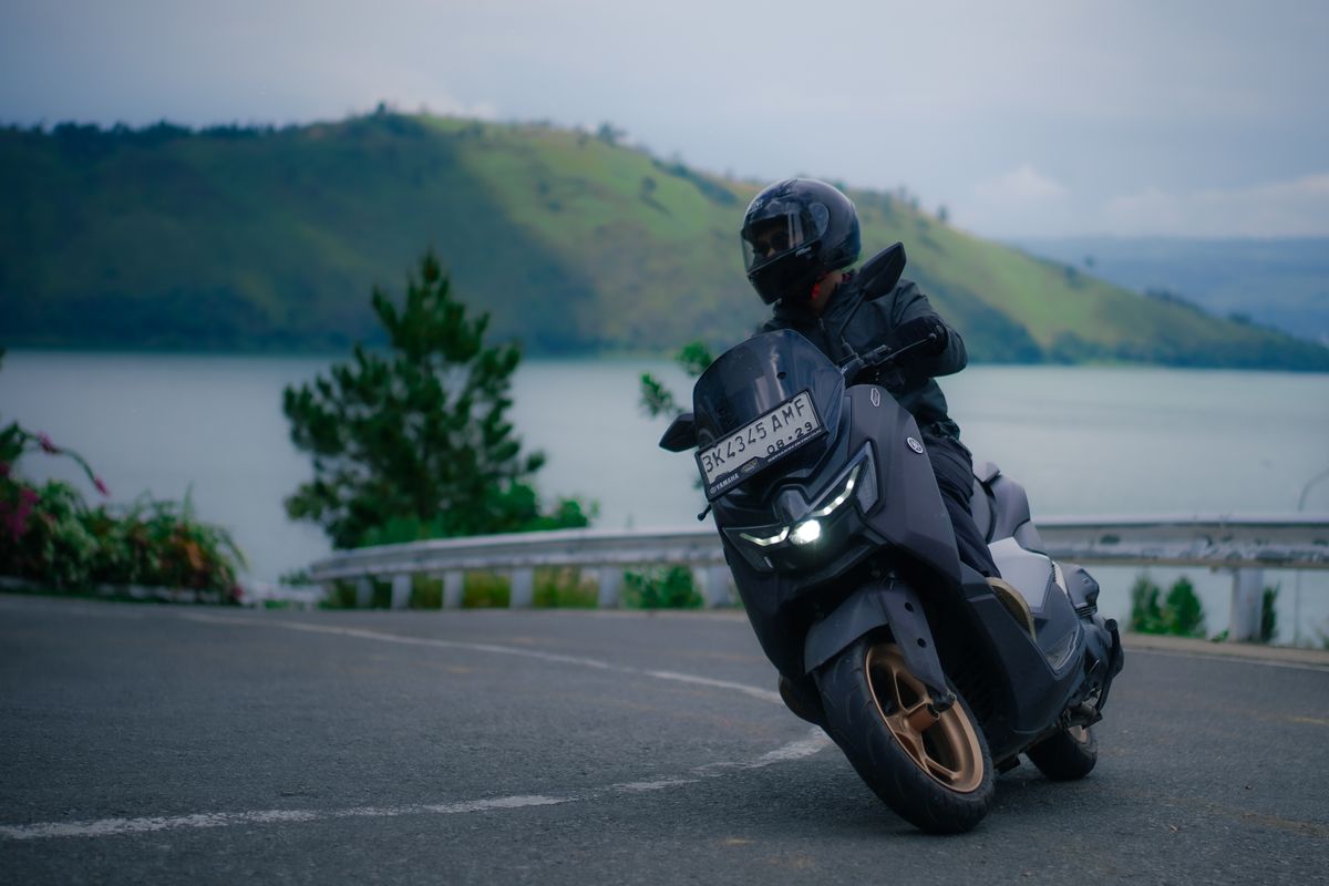 MAXI Tour Boemi Nusantara, Samosir, Toba, konsumsi BBM, NMAX, Yamaha NMAX Turbo, Uji Efisiensi Yamaha NMAX Turbo di Jalur Samosir, Bisa Tembus 42 Kpl, Hari Pertama: Menanjak ke Punggung Kaldera, Hari Kedua: Tanah Licin di Bukit Holbung, Hari Ketiga: Cruising Menuju Balige, Perbandingan dengan Metode Full to Full, Kesimpulan: Efisiensi di Tengah Performa
