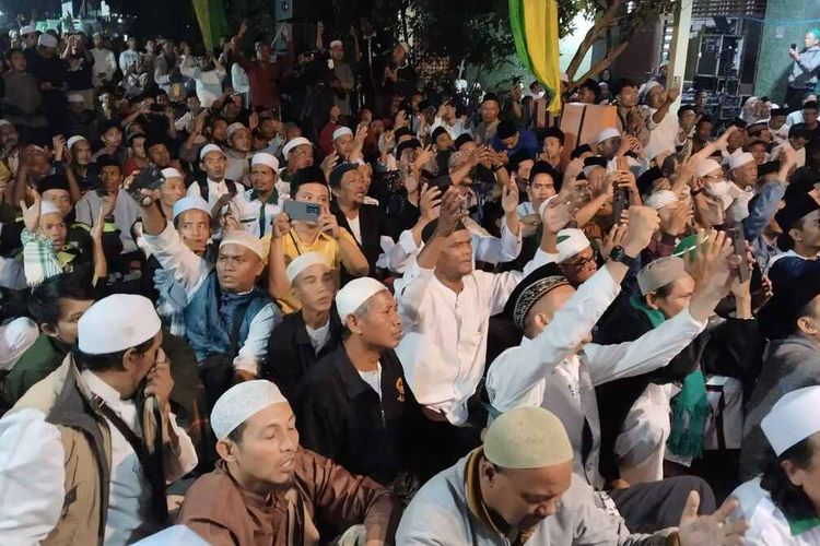 Pemalang, Jawa Tengah, Habib Rizieq, berita Jateng, habib rizieq di pemalang, Ricuh Pengajian Rizieq Shihab di Pemalang, Dipicu Bentrok Dua Ormas, Ceramah Habib Rizieq di Pemalang Diadang Massa Penolak, Sempat Ada Kesepakatan Damai Sebelumnya, Lemparan Batu dan Aksi Saling Serang, Habib Rizieq Sebut Ada Korban Luka Akibat Senjata Tajam, Total Korban Luka: 15 Orang Termasuk Polisi, Imbauan dari Polda dan Pemda